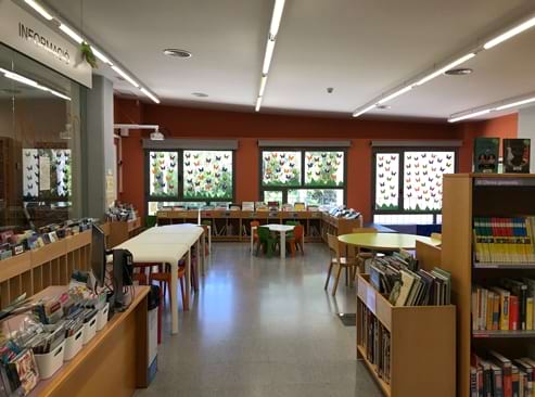 Imagen que muestra mesas ofrecidas por el grupo Fernando A Moll a la biblioteca Tirant Lo Blanc
